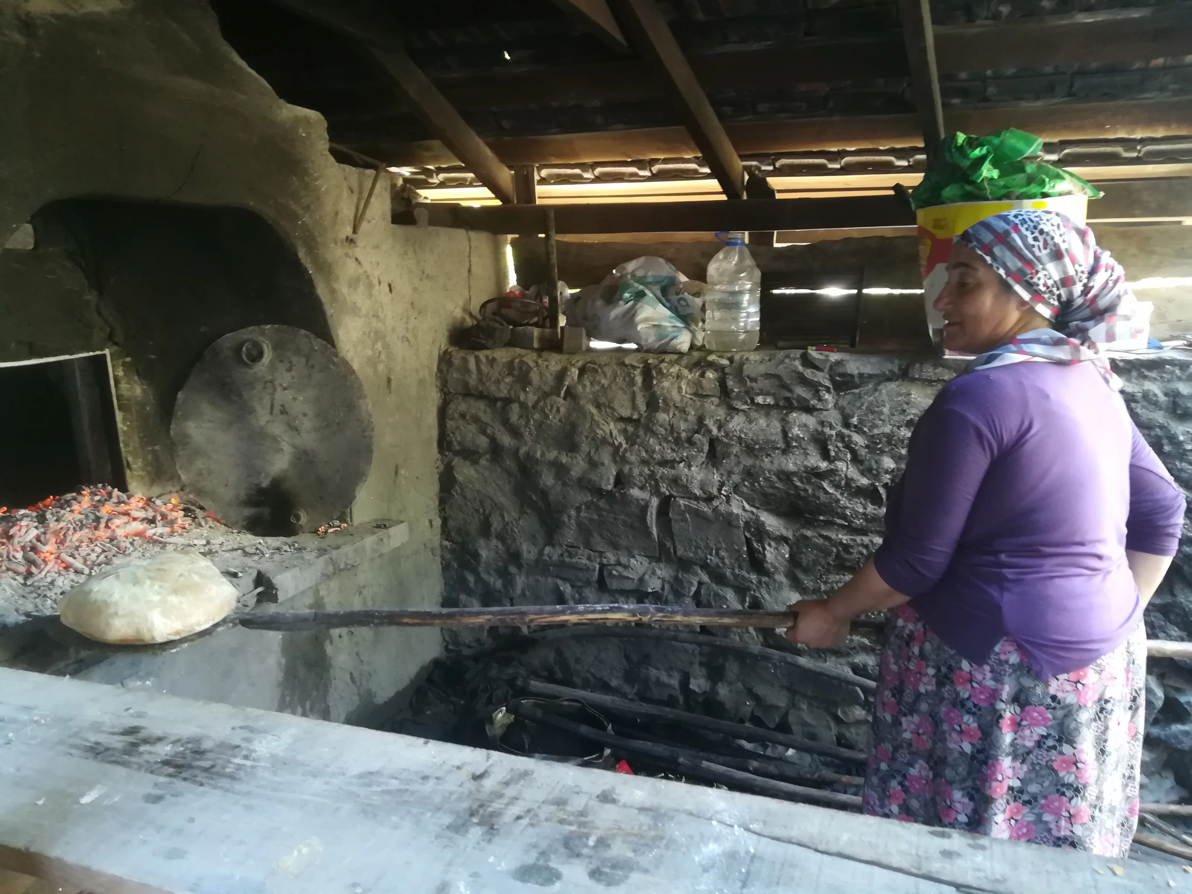 Büyükorhan’da ekmekler köy meydanında pişiriliyor