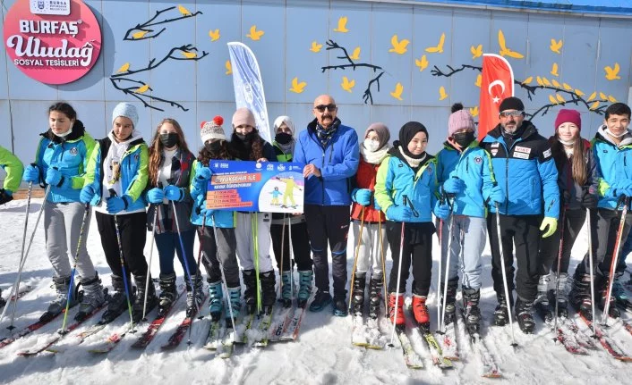 Büyükşehir'le öğrencilerin kayak heyecanı