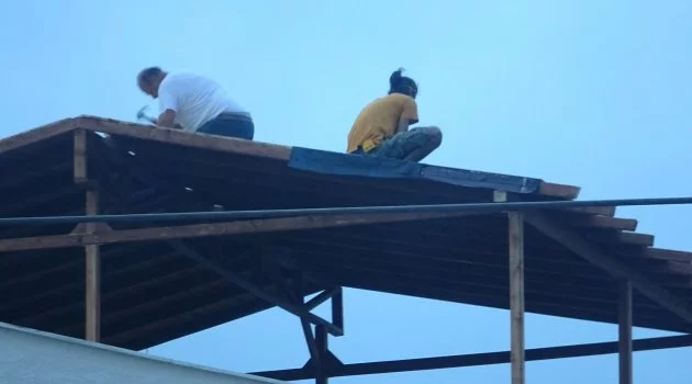 Çatı montaj yapan ustaların tehlikeli çalışması kameralara yansıdı