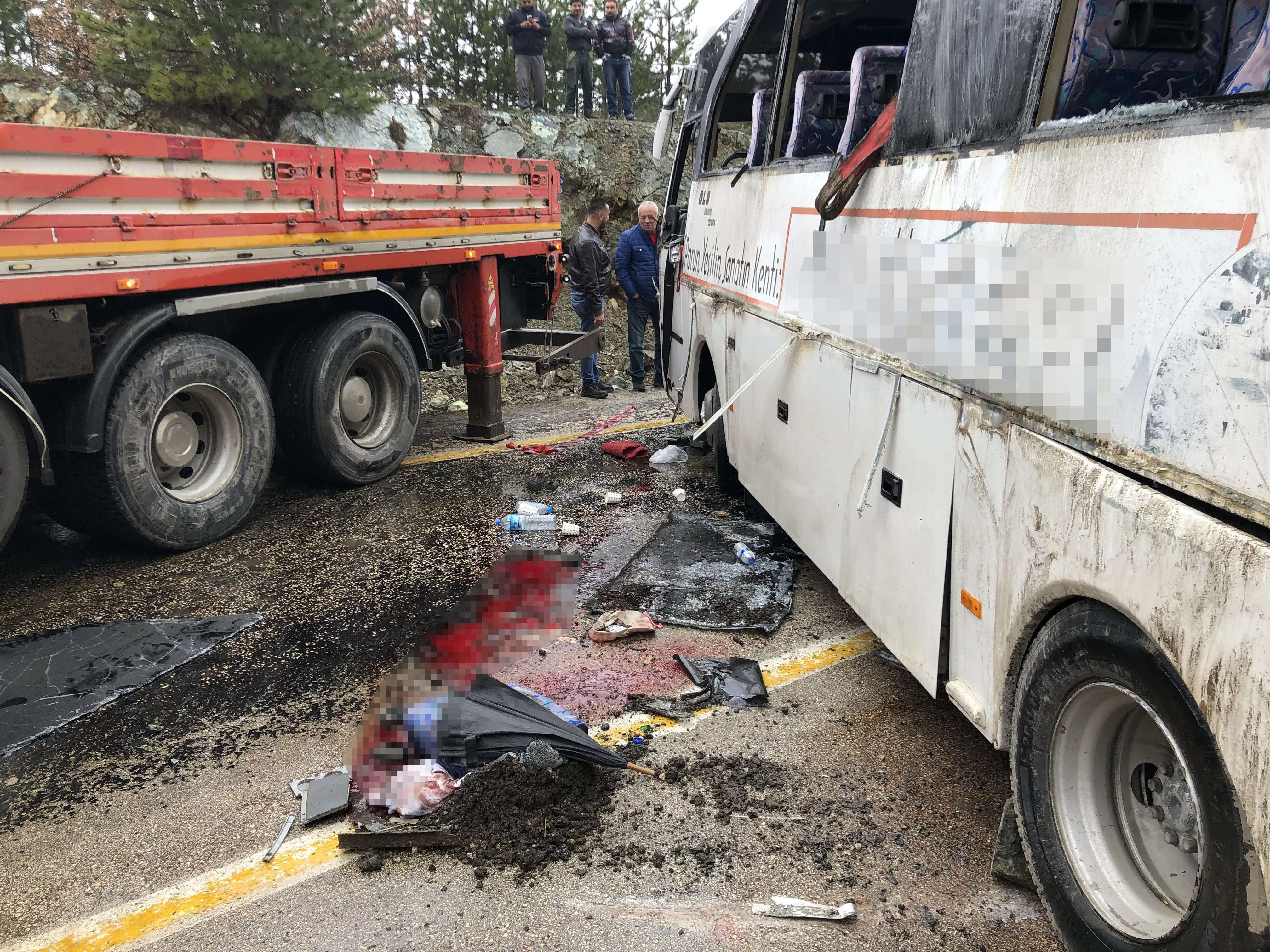 Cenazeye giden otobüs yan yattı: 35 yaralı