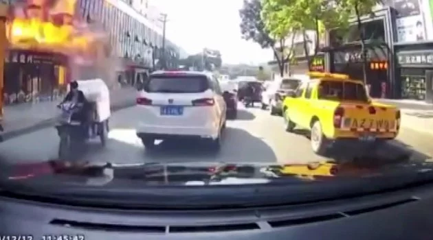 Çin’de mağazada patlama anı araç kamerasında