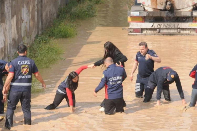 Cizre'de aniden bastıran sağanak ve dolu yağışı hayatı felç etti