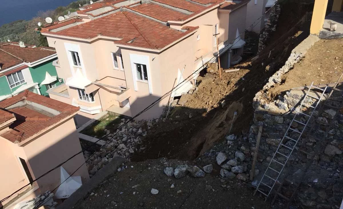 Çöken istinat duvarı villalara zarar verdi 12.03.2018 22:40:16 Bursa / Asayiş