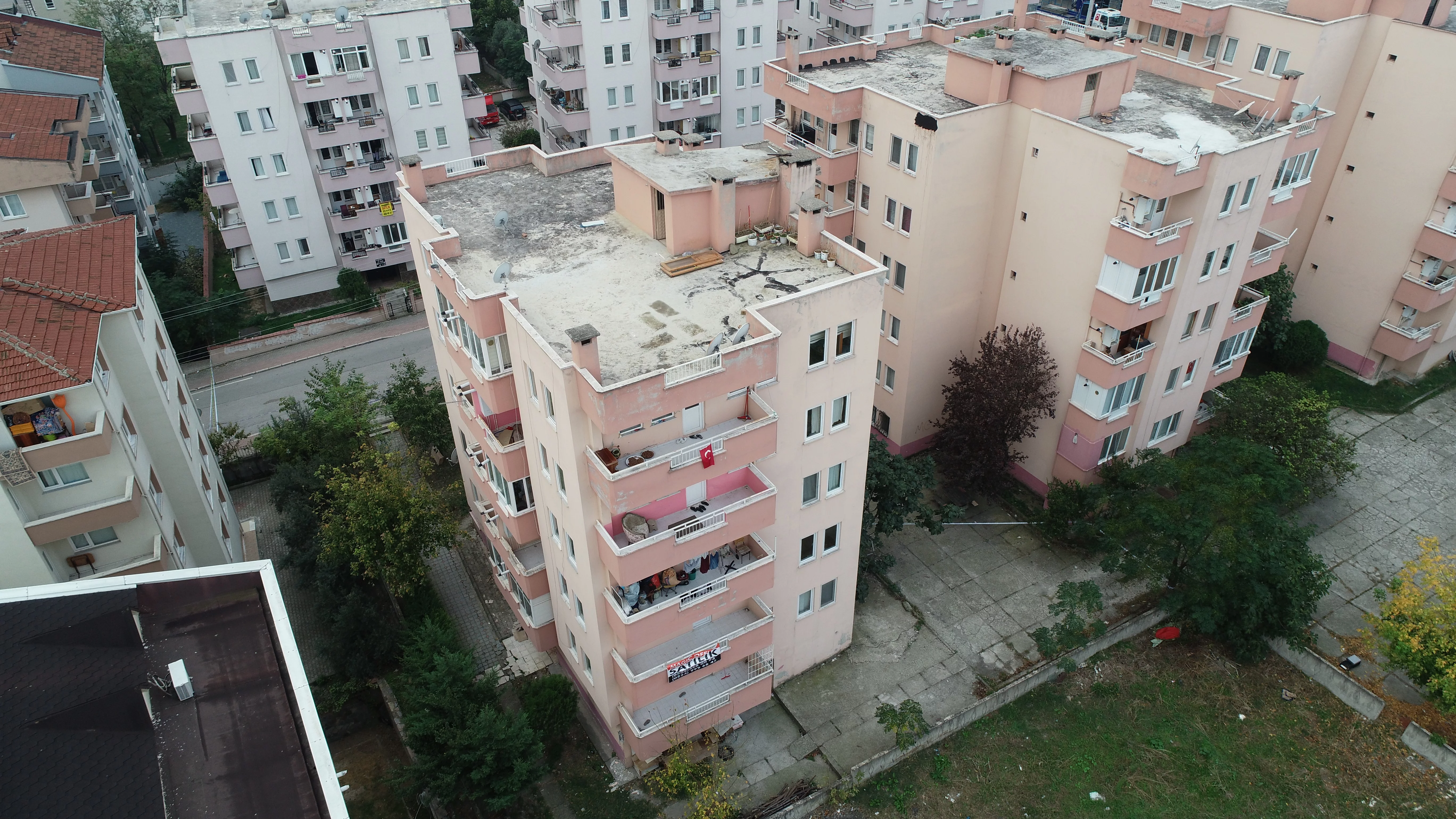 Çökme tehlikesiyle tahliye edilen 6 katlı apartman havadan görüntülendi