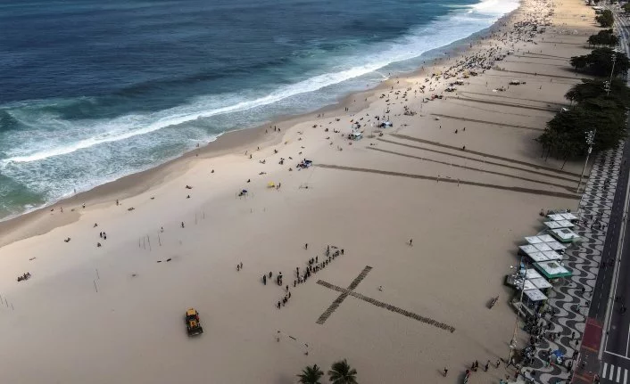 Copacabana Plajı’na Covid-19’dan ölenler anısına 500 gül dikildi