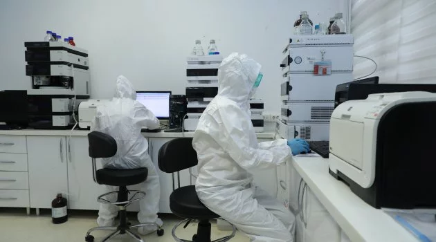Covid-19 aşısının analizleri Sağlık Bakanlığı laboratuvarlarında yapılıyor