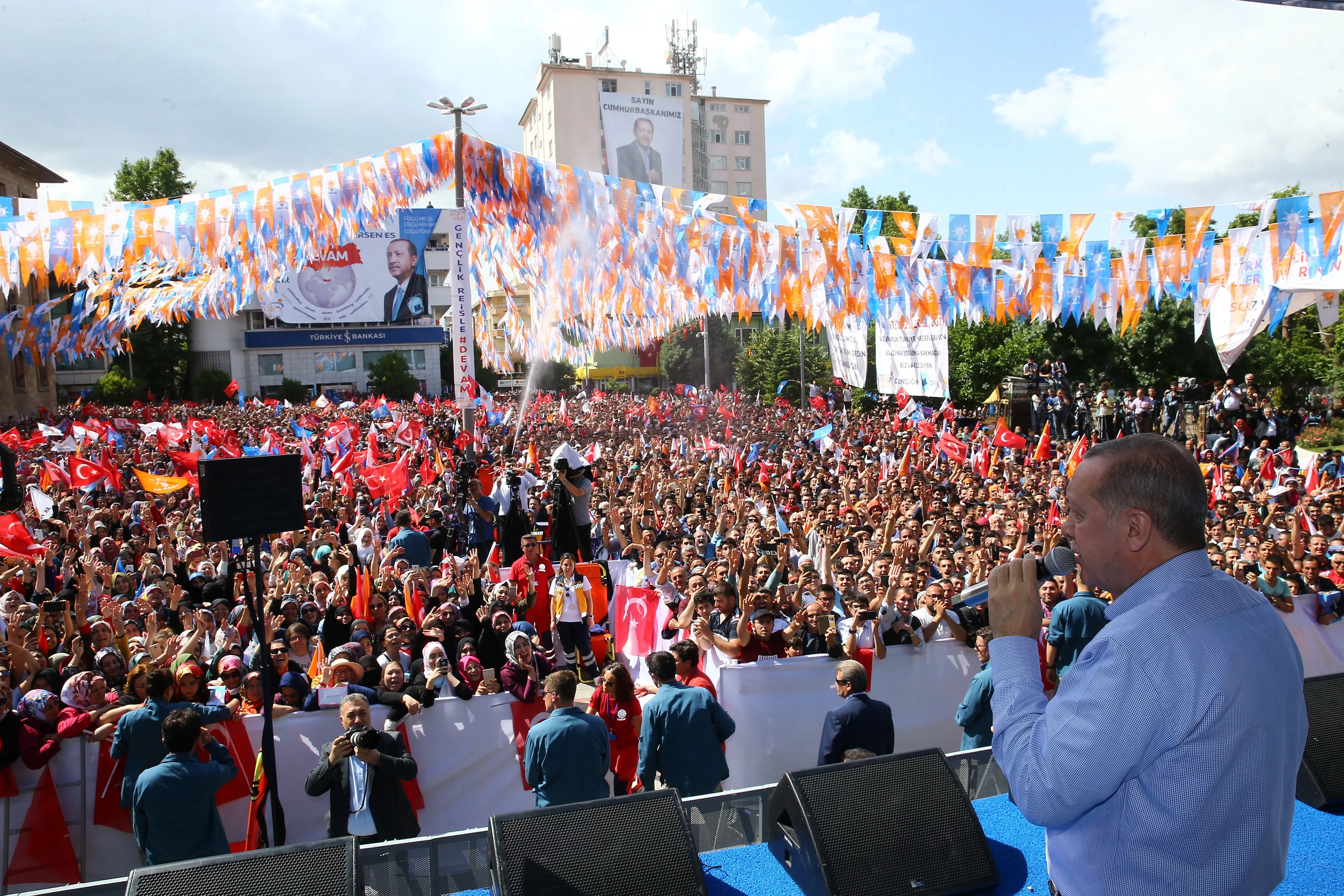 Cumhurbaşkanı Erdoğan: "Çıraklarla mıraklarla bu iş olmaz, bu iş yürek işi yürek"