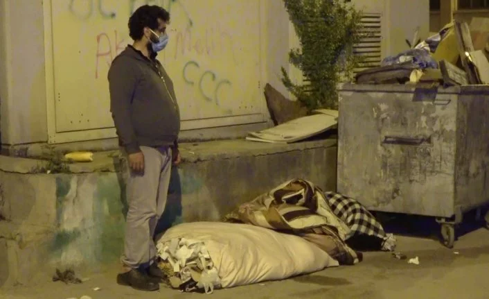 Darp edilip parası alınan evsiz adama polis şefkati