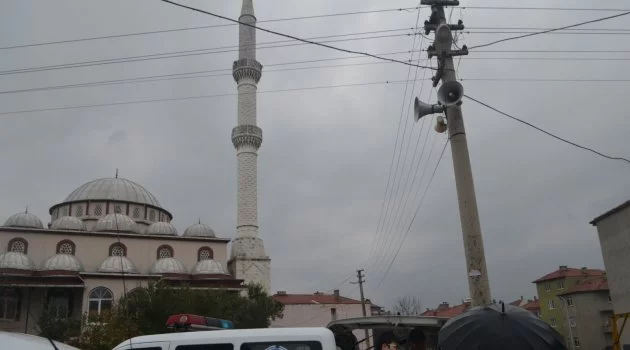 Depremde minaresi hasar gören cami ibadete kapatıldı
