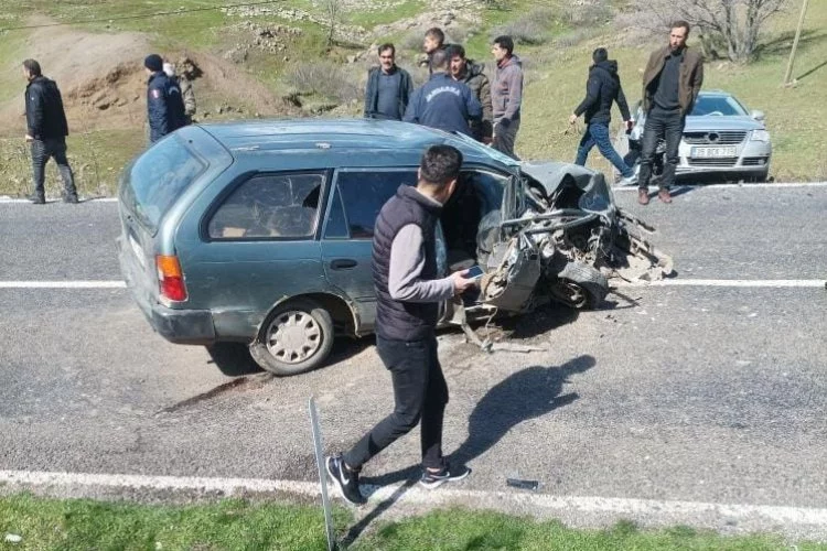 Diyarbakır’da iki otomobil kafa kafaya çarpıştı: 1 ölü, 3 yaralı