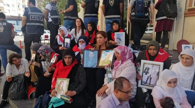 Diyarbakır'daki anneleri ziyaretleri nedeniyle sendikadan ihraç edilen öğretmenler hukuka gidiyor
