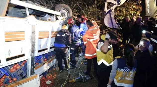 Domates yüklü kamyon traktöre çarptı: 1 ölü, 1 yaralı