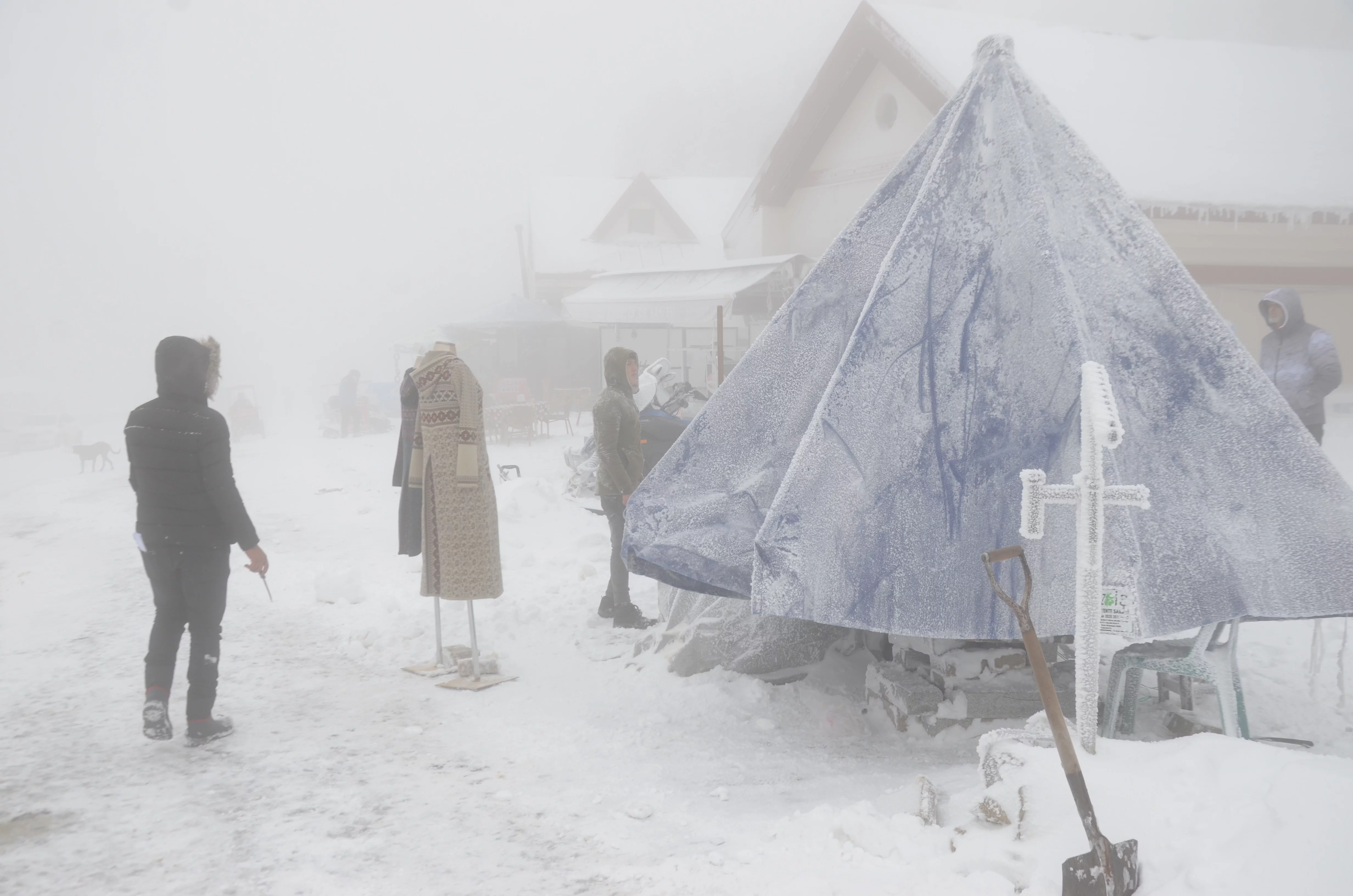 Eksi 5 derece ve yoğun sis'e rağmen vatandaşlar Uludağ'ı terk etmedi