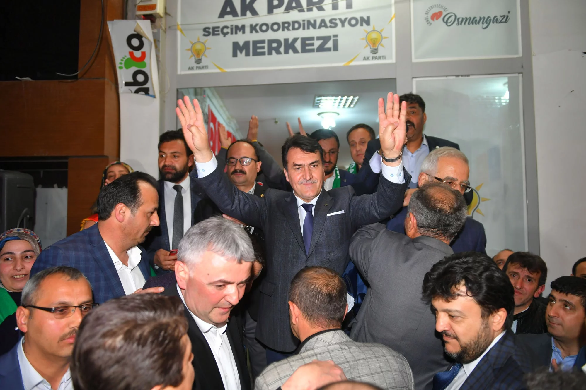 Emek'te ilgiyle karşılanan Mustafa Dündar muhalefete yüklendi