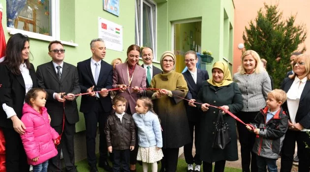 Emine Erdoğan, Macaristan Kispest Gokkuşağı Anaokulu açılışına katıldı