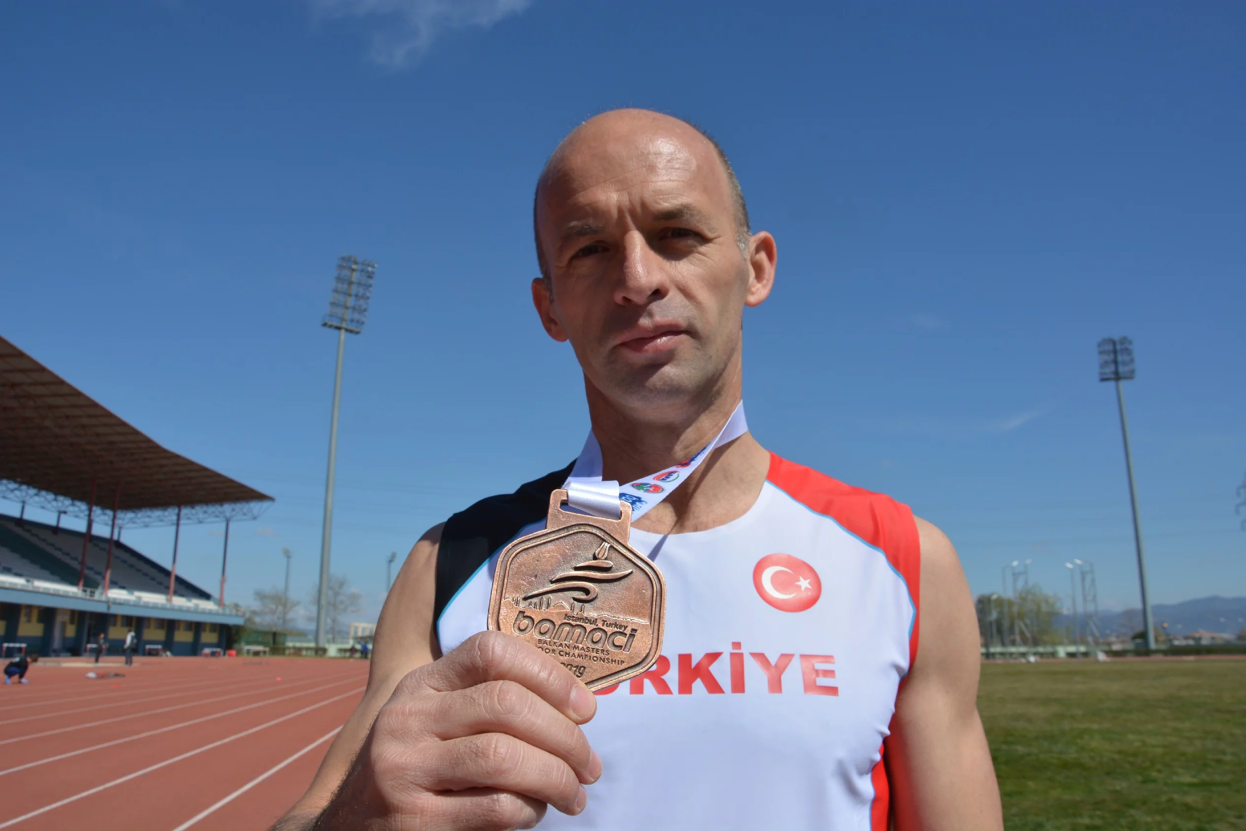 Emniyet Müdürü atletizmde Türkiye'nin gururu oldu