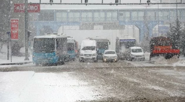 Erzurum'da 57 yerleşim biriminin yolu kardan kapandı