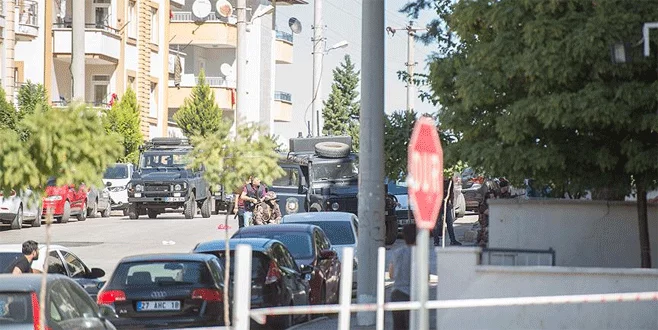 Gaziantep'te yakalanacağını anlayan teröristler kendilerini patlattı: 3 şehit