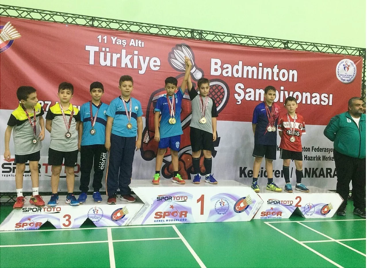 Genç badmintoncuların büyük başarısı