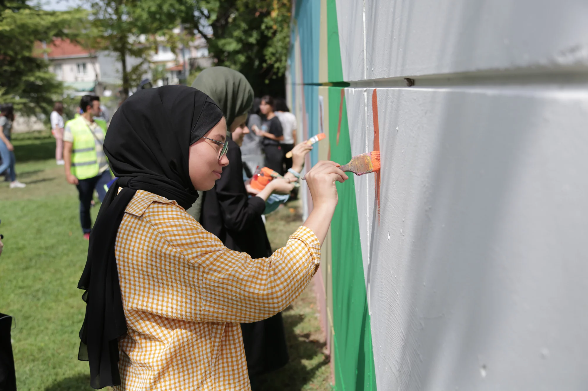 Gençler, kentin duvarlarına “graffiti” ile renk kattı