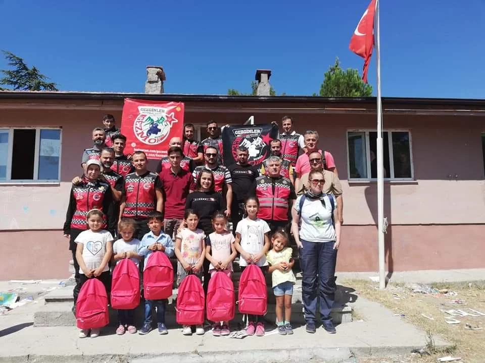 GEZMOK’tan Fadıl Köyü İlkokulu öğrencilerine araç-gereç ve kırtasiye yardımı