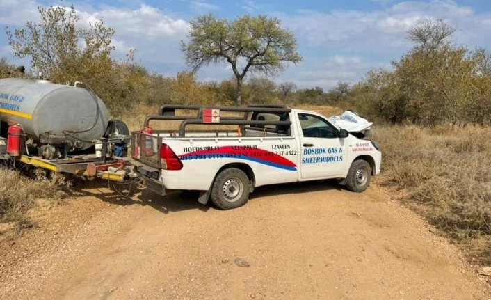 Güney Afrika’da kızgın fil arabayı parçaladı