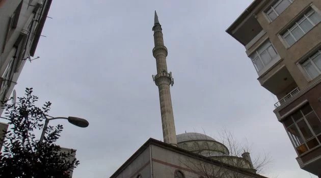 Güngören'de cami minaresinin kurşun kaplamaları rüzgardan söküldü