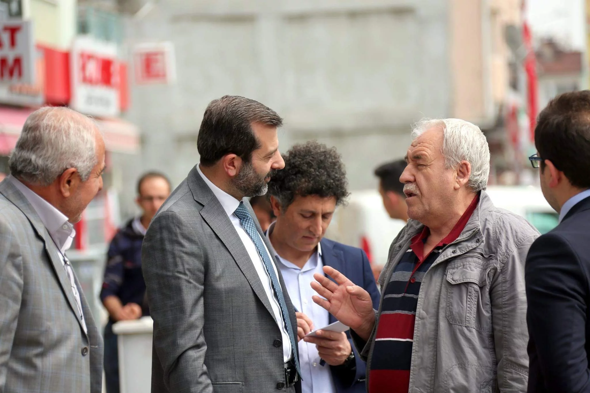 Gürsu Belediye Başkanı Işık, sokakta halkın sorunlarını dinliyor