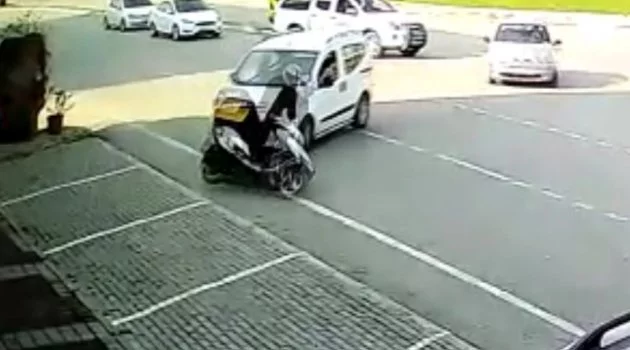 Hafif ticari araçla çarpışan motosikletli, metrelerce sürüklendi