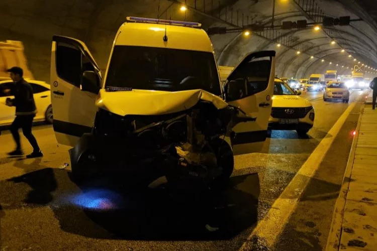 Hakim ve savcıları taşıyan servis minibüsü kaza yaptı: 2 kişi hafif şekilde yaralandı