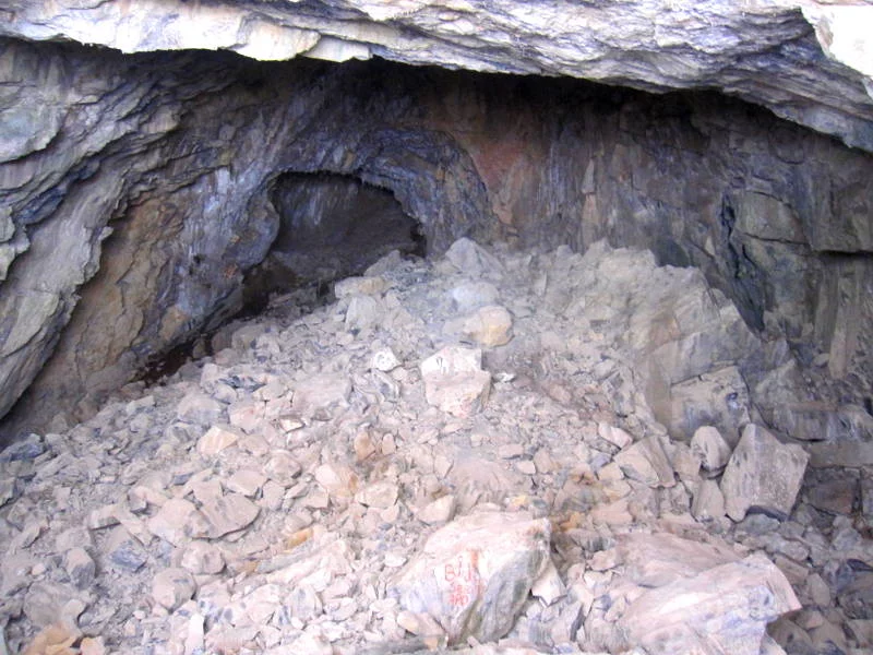Hakkari'de bir mağarada silah ve mühimmat ele geçirildi