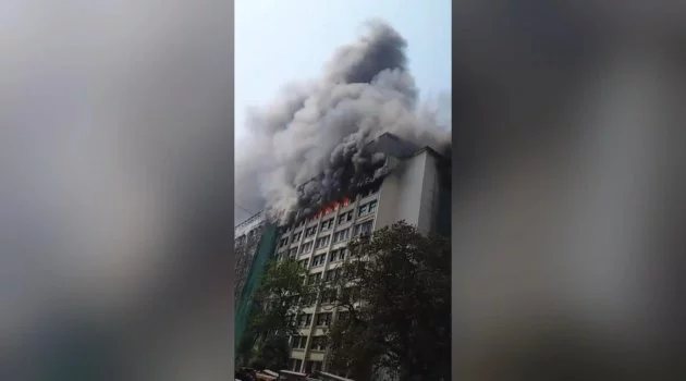 Hindistan’da resmi dairelerin olduğu binada korkutan yangın