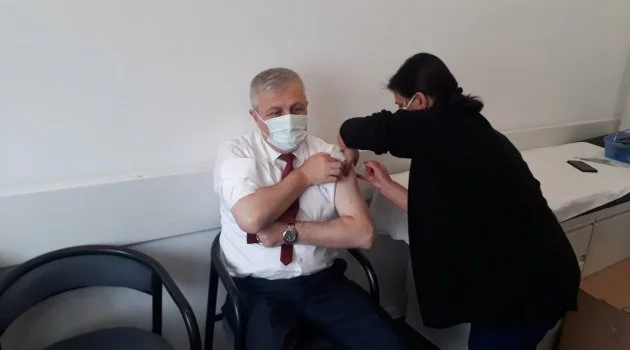 İl Sağlık Müdürü aşı için gönüllü oldu