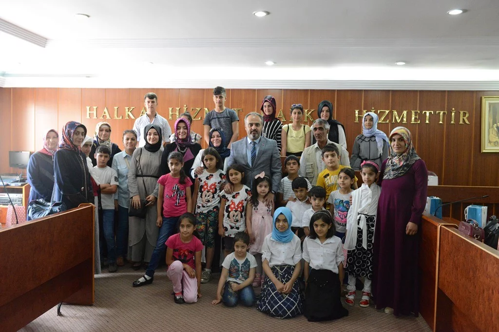 İnegöl Belediyesi yetim çocukları ve ailelerini misafir etti