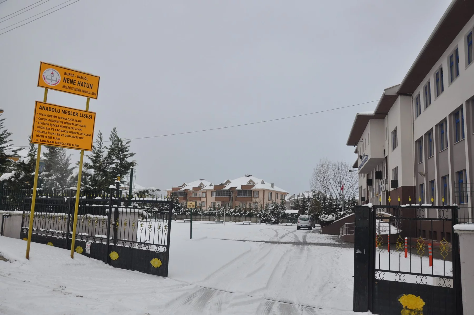 İnegöl'de köy yolları kapandı, okullar tatil edildi
