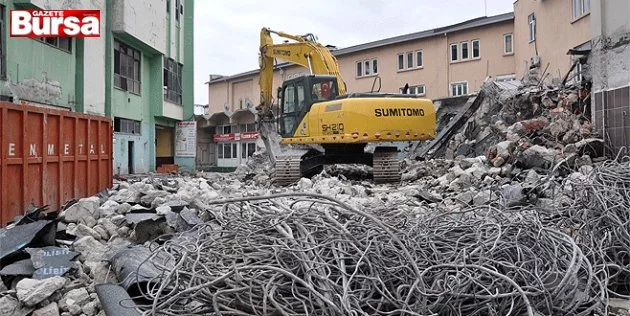 İnegöl Kültür Sarayı'nın yıkımına başlandı