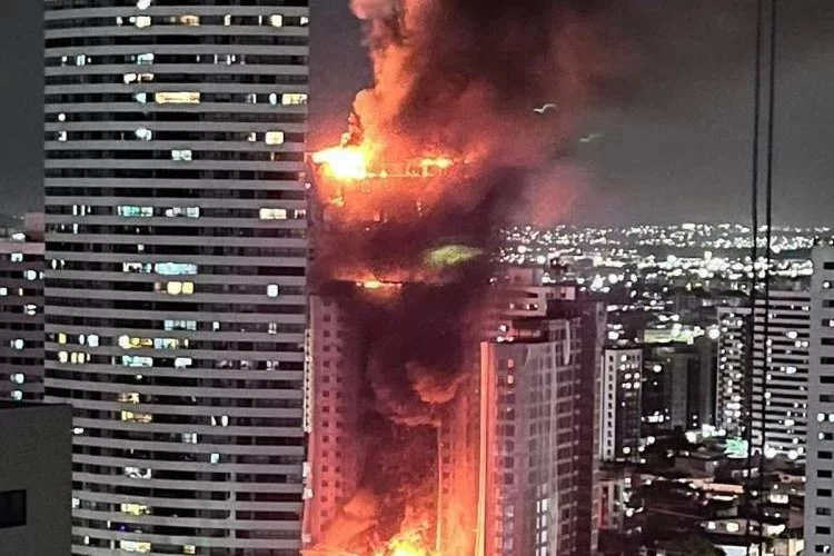 İnşaat halindeki 33 katlı binayı alevler sardı