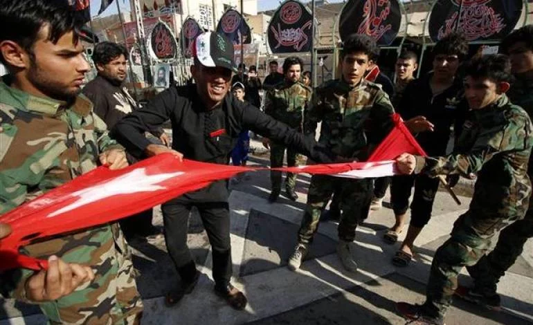 Irak'ta çirkin protesto! Türk bayrağını yırtıp...