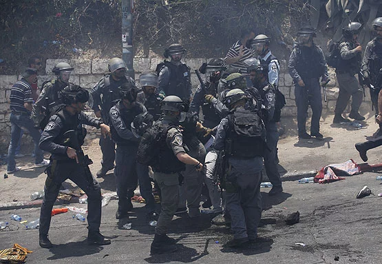 İsrail polisi Mescid-i Aksa'ya çıkan yollarda cemaate saldırdı