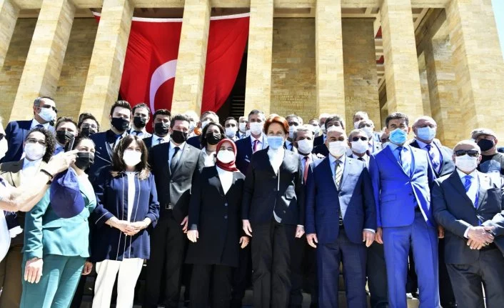 İYİ Parti lideri Akşener'den Anıtkabir'e ziyaret