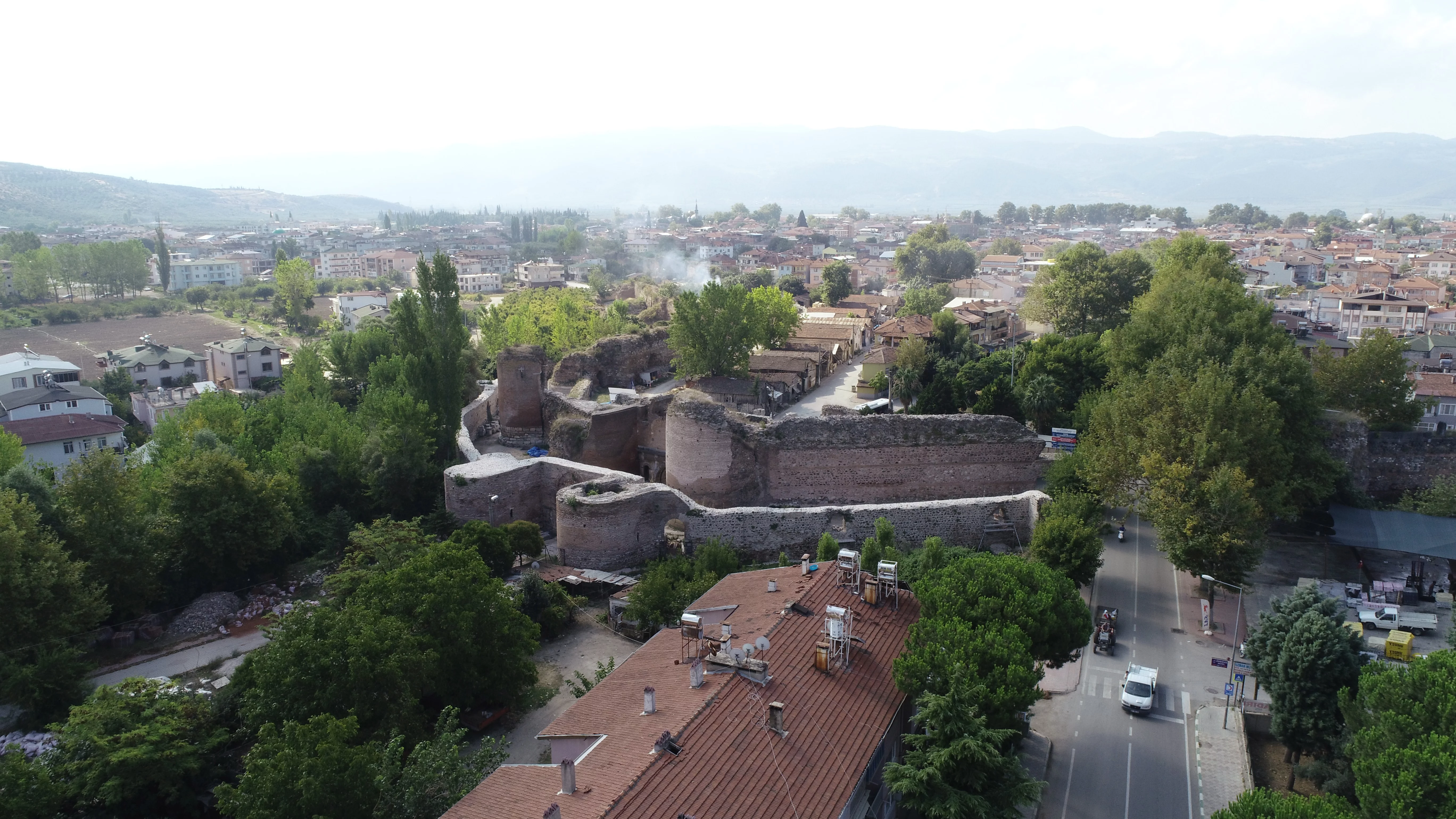 İznik'teki 2 bin yıllık tarihi İstanbul Kapı'nın altında ipek yolu bulundu