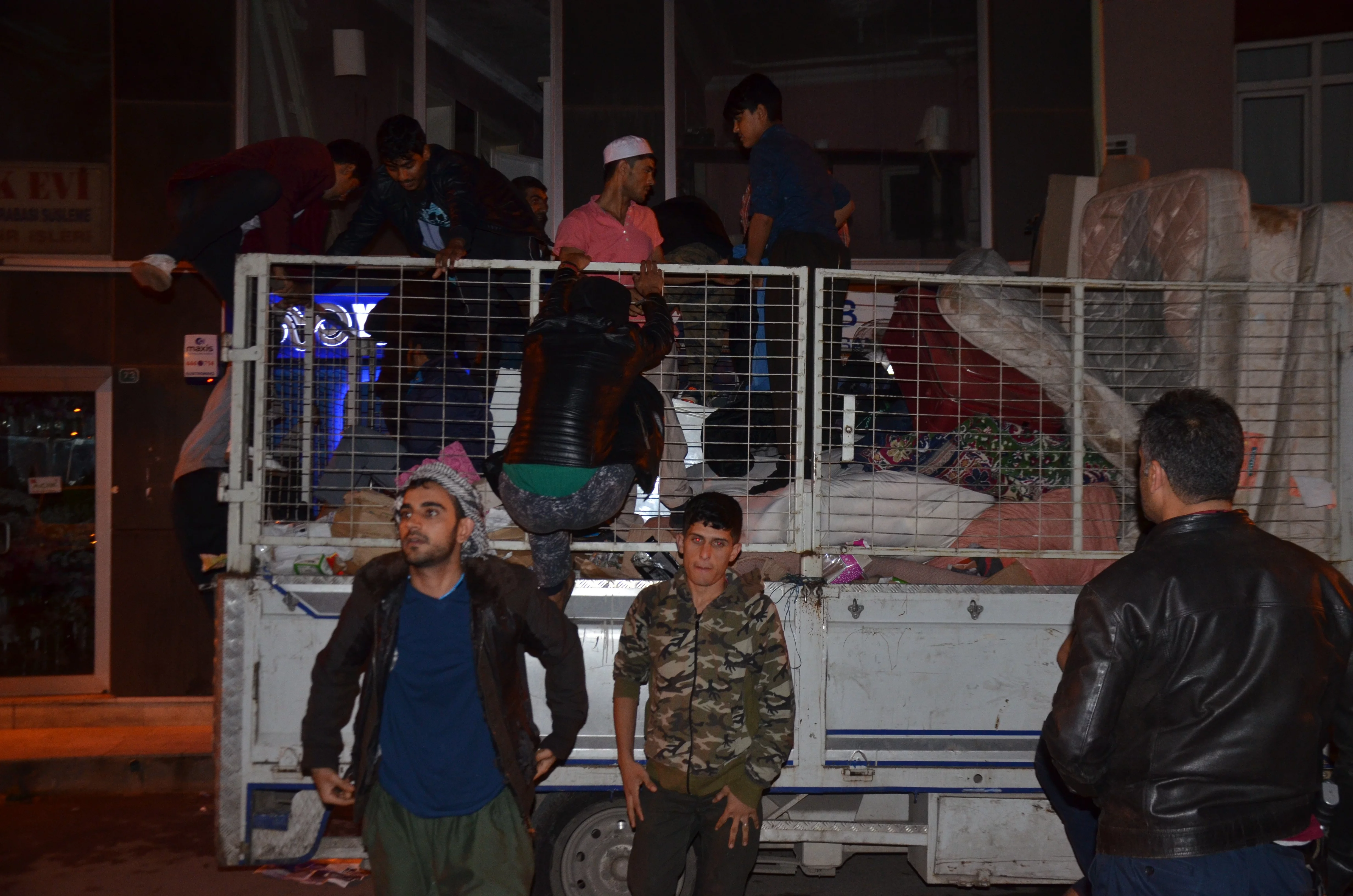 Kaçak göçmenleri tuvalet molası yakalattı