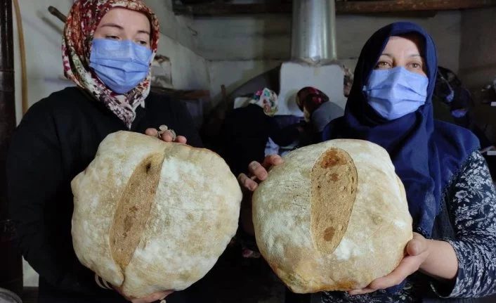 Kadınların ekmek yaparak yaptırdığı cami ibadete açıldı