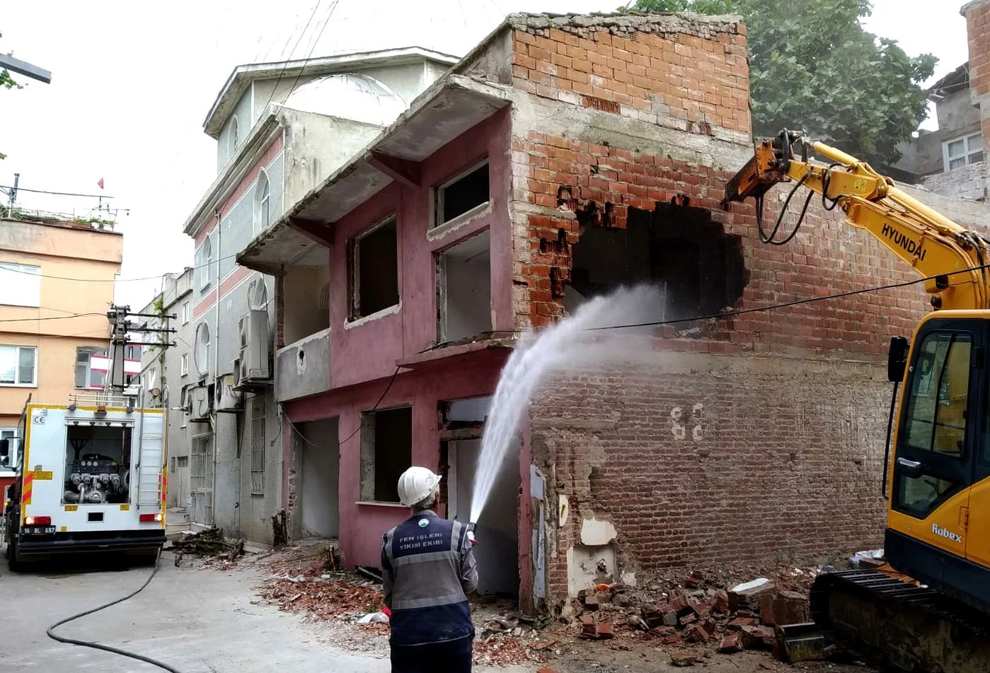 Kamulaştırılan 2 katlı bina belediye ekiplerince yıkıldı