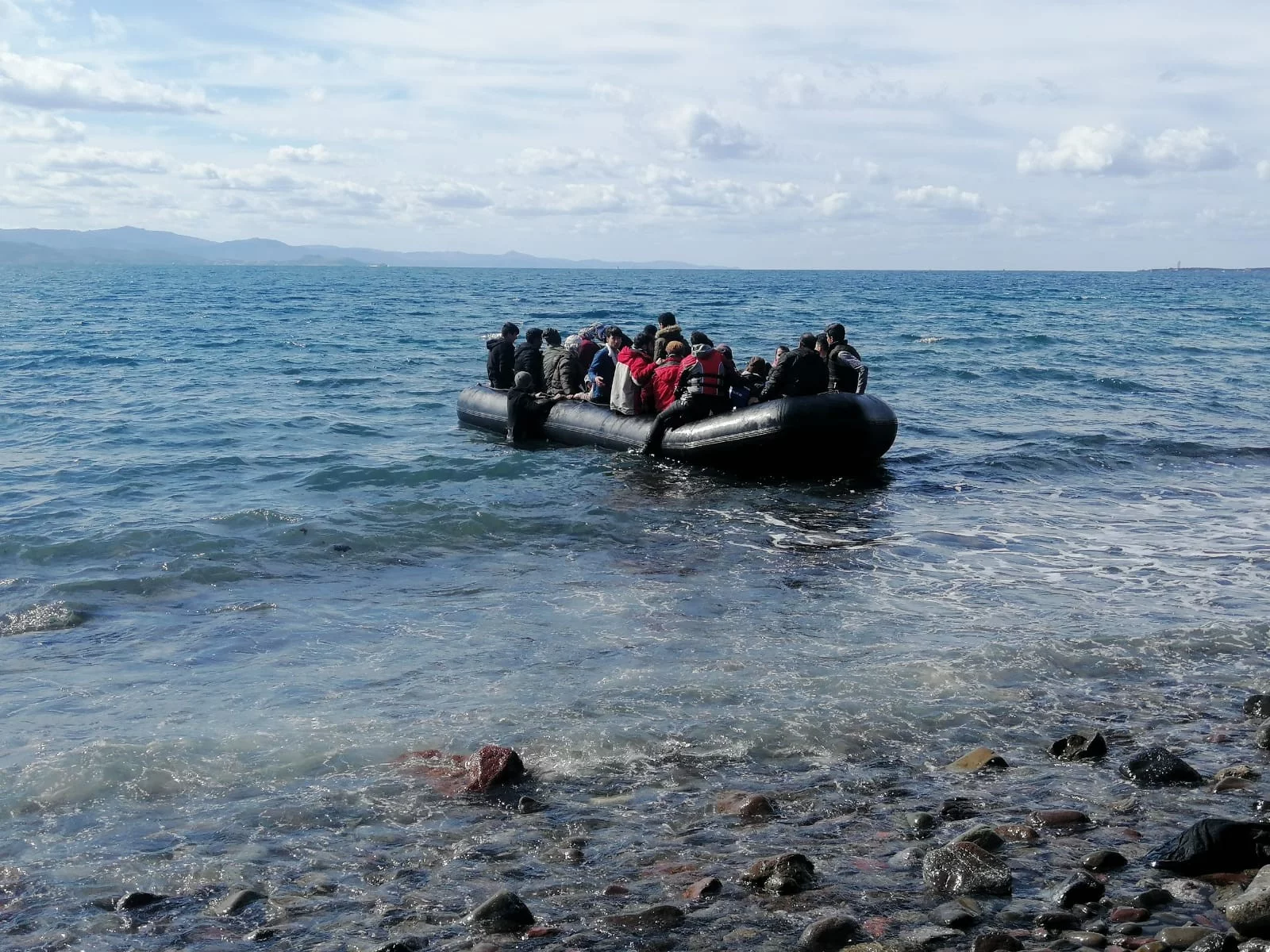 Kapılar açıldı, mülteciler Ayvacık'tan botlarla Midilli Adası'na geçmeye başladı