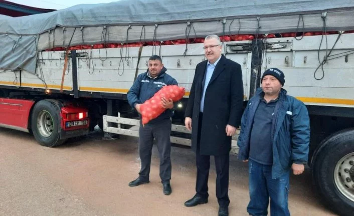Karacabey’de 27 ton soğan bağışlandı