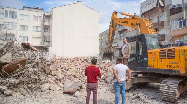 Karacabey’de deprem riskinden dolayı yeniden inşa edilecek okul otopark sorununu çözebilir