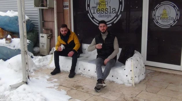 Kardan koltuk yapıp üzerinde çay keyfi yaptılar