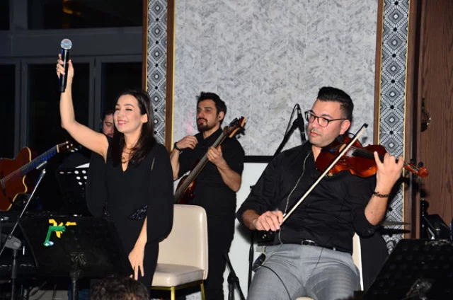 Kayahan'ın 22 Yıllık Eşi İpek Açar, Müzisyen Alper Kömürcü ile Nişanlandı