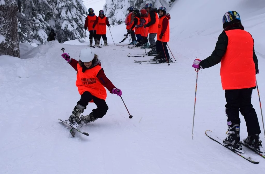 Kırsal mahallelerdeki öğrenciler kayak öğreniyor